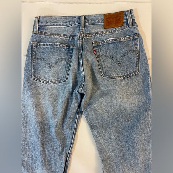 Perfectly Distressed Levi’s 501 midrise jeans size 26 - Picture 5 of 7